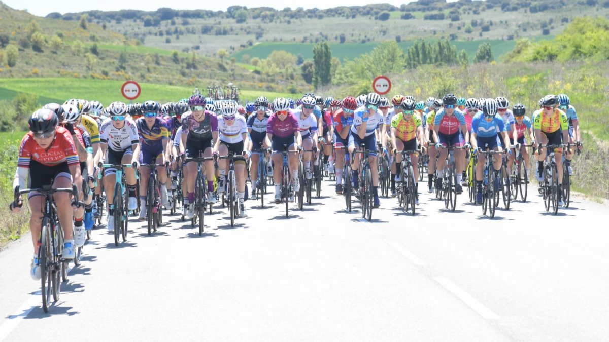 Imagen del gran grupo durante la primera etapa de la Vuelta a Burgos femenina. TWITTER / @VUELTABURGOS