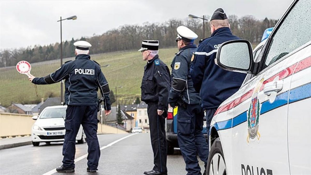 Policías fronterizos alemanes, en un control.-EL PERIÓDICO