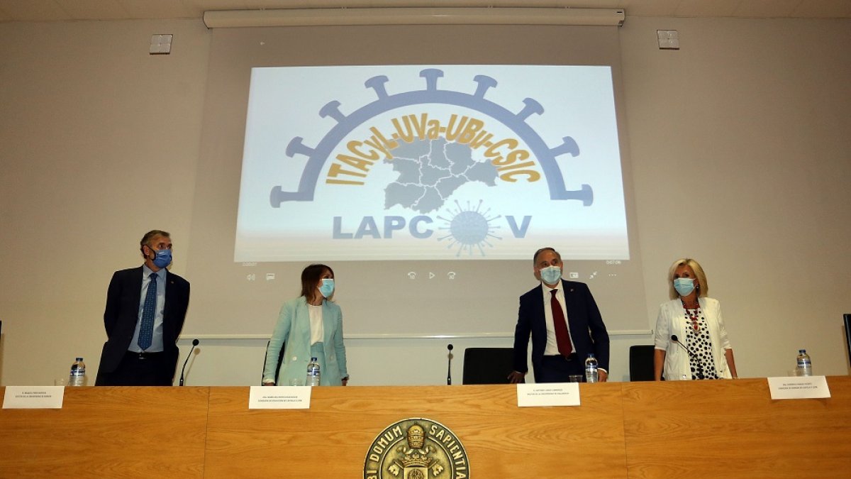 El rector dela UBU con las consejeras y su homólogo de la Uva. ICAL