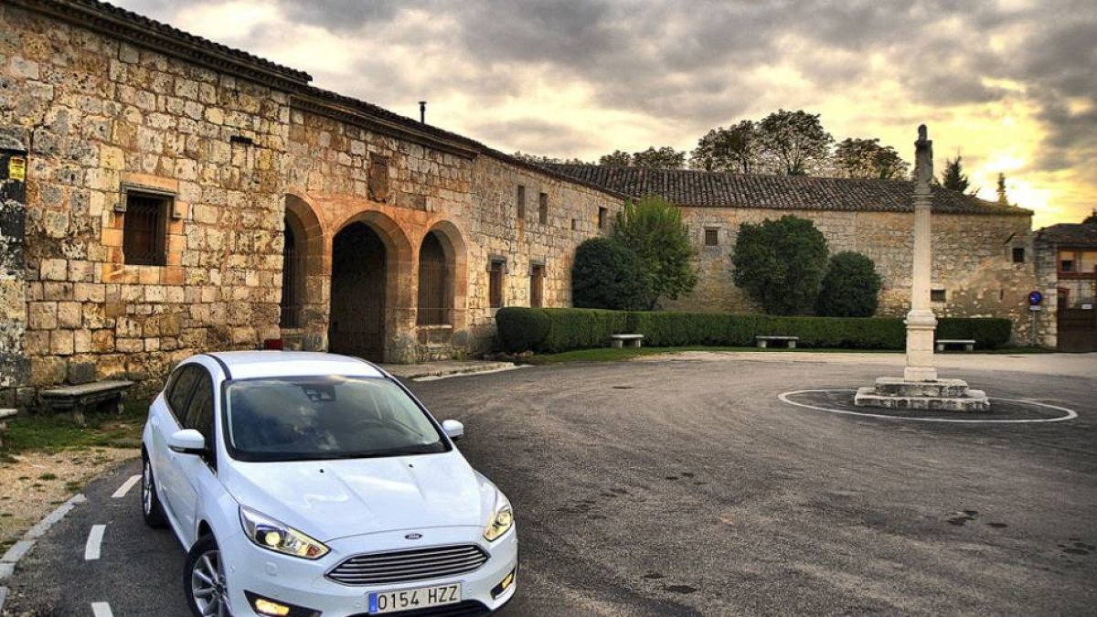 El nuevo Ford Focus, en las inmediaciones de San Pedro Cardeña, presenta un renovado exterior en la parrilla y focos aportando mayor elegancia.-HÉCTOR FUSTEL