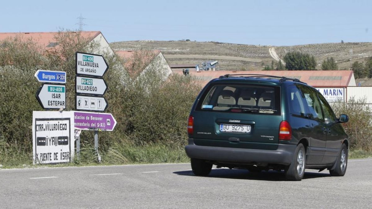Los vecinos llevan años reivindicando que se realice el arreglo, tal y como reclama el cartel colocado junto a las señales ‘oficiales’.-R. O.