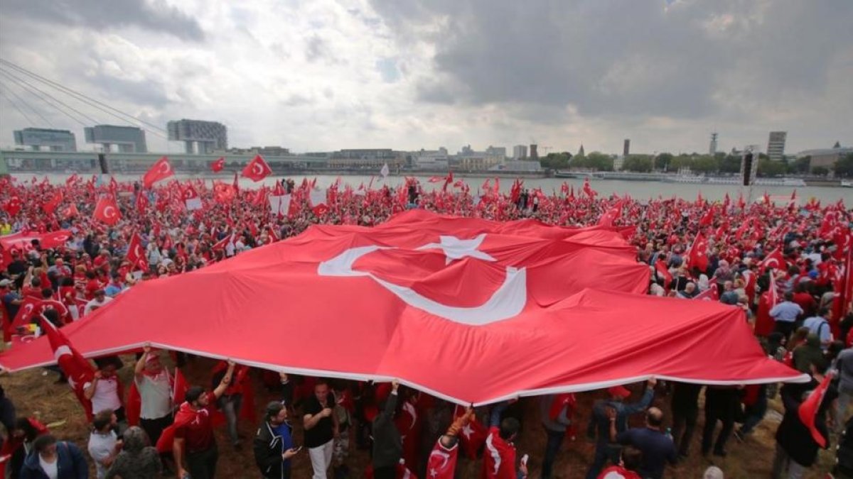Manifestación pro-Erdogan en la ciudad alemana de Colonia.-EFE / OLIVER BERG
