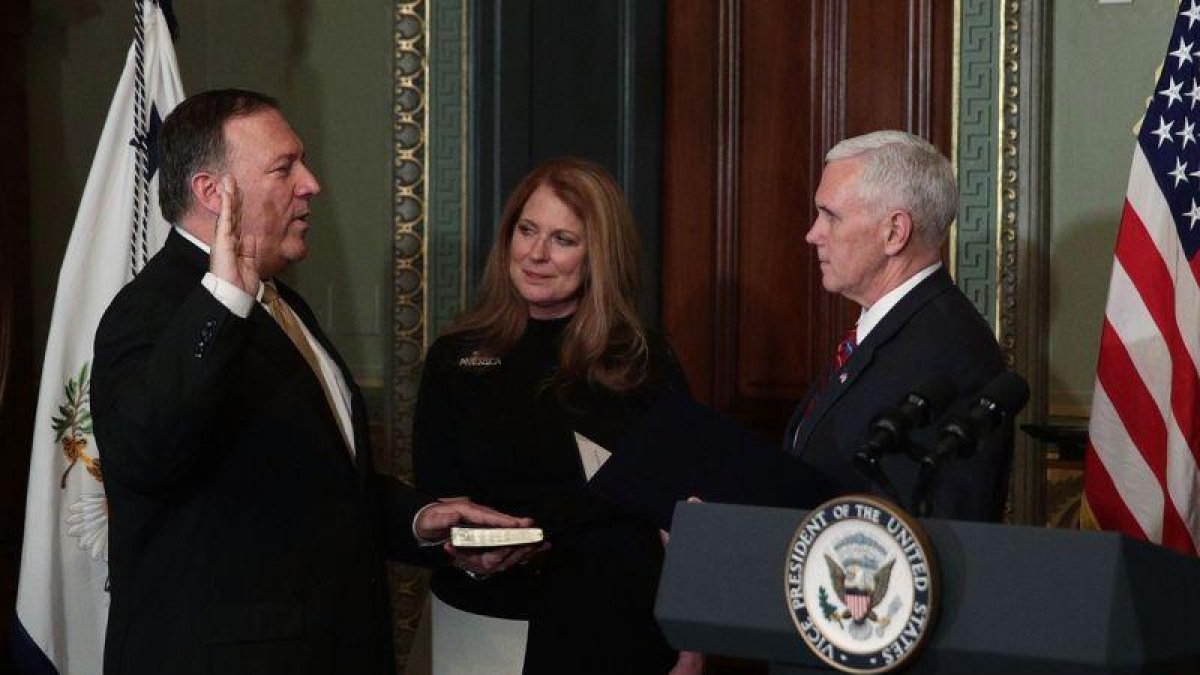Mike Pompeo jura el cargo como director de la CIA ante su esposa y el vicepresidente, Mike Pence.-AFP / ALEX WONG