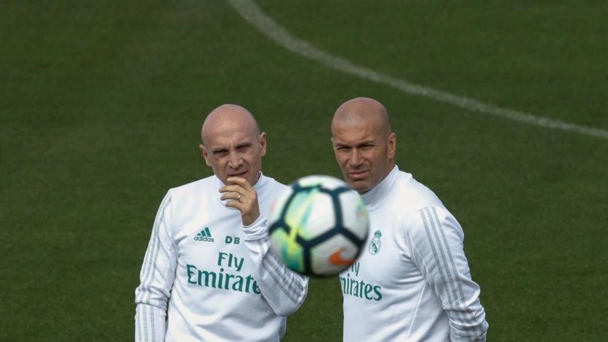 Zidane, en el entrenamiento de Valdebebas-EFE / EMILIO NARANJO