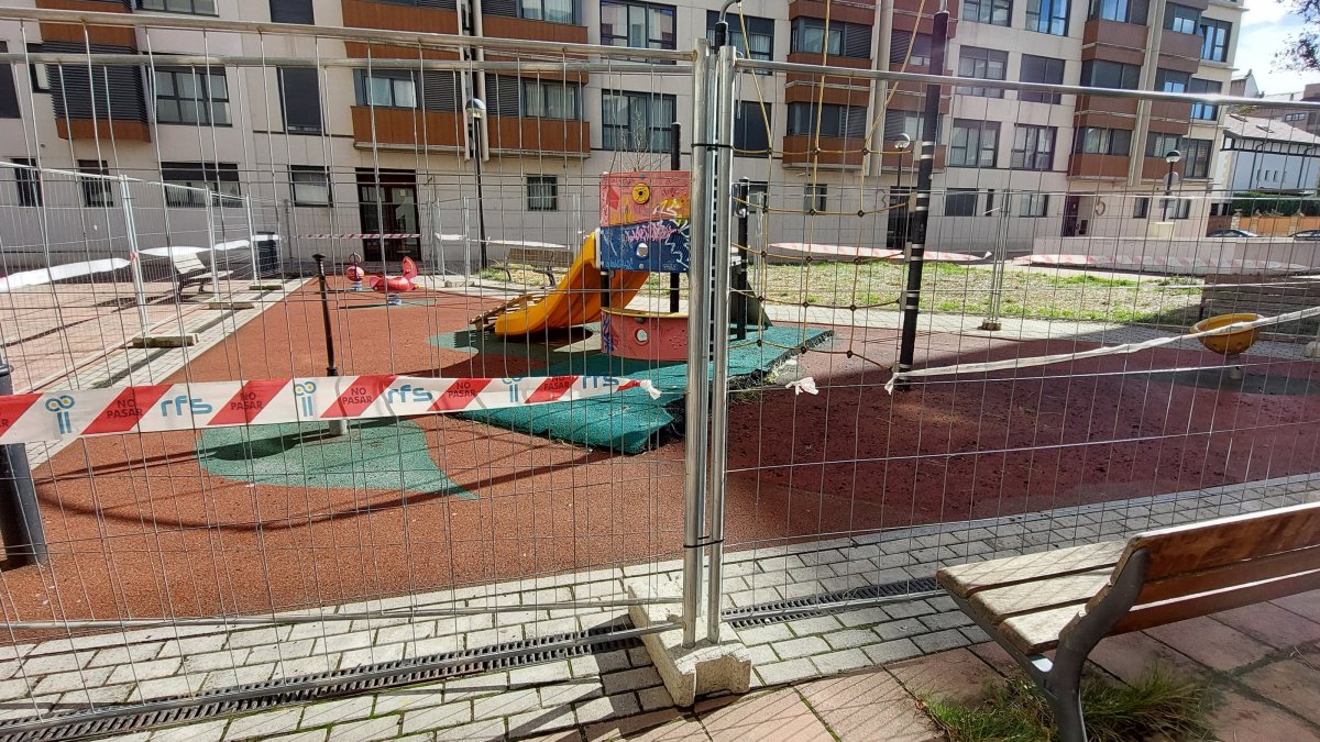 El parque infantil de la plaza de Diego de Leiva ha sido recientemente vallado para poder desarrollar las obras de mejora. J. G. L.