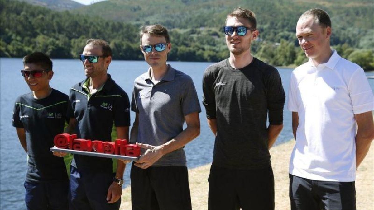 Froome, de blanco, junto a (de izquierda a derecha) Quintana, Valverde, Samuel Sánchez y Van Garderen.-EFE / JAVIER LIZÓN