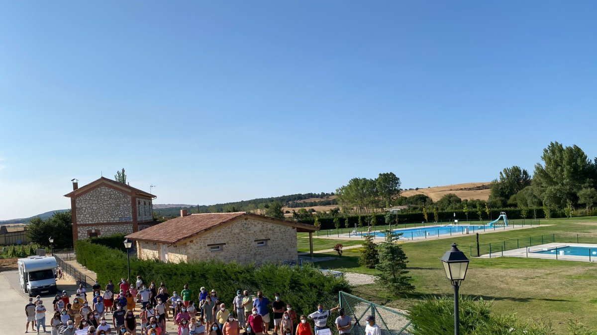 Los vecinos reclaman no abandonar las instalaciones, porque no quieren un verano más sin piscinas. ECB