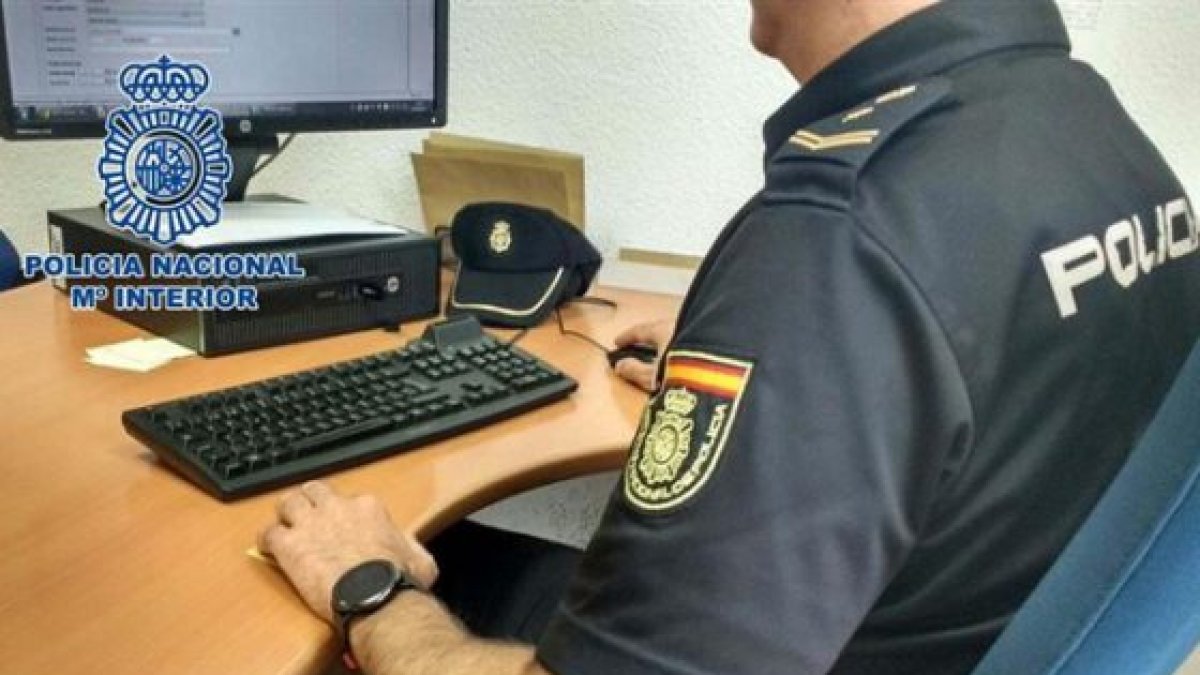 Simula el robo del teléfono móvil para cobrar del seguro. POLICÍA NACIONAL.