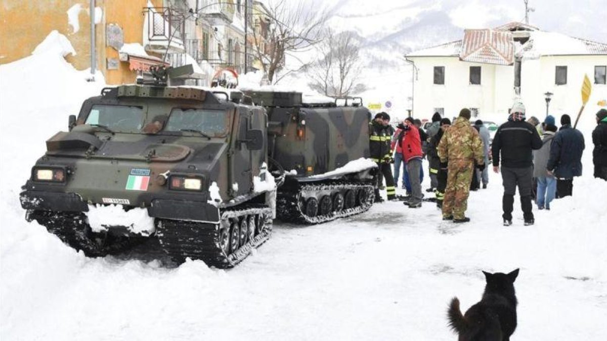 Miembros del Ejército italiano llegan con víveres a Campotosto, el 19 de enero.-EFE / CLAUDIO LATTANZIO