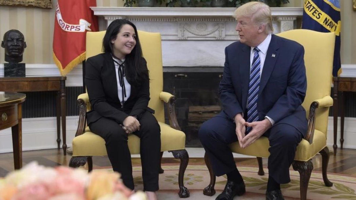 Trump charla con Aya Hijazi en el Despacho Oval, en la Casa Blanca, el 21 de abril.-SUSAN WALSH
