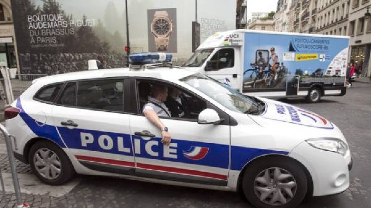 Un coche de policía en los alrededores de la llegada del Tour.-Foto: EFE / ETIENNE LAURENT