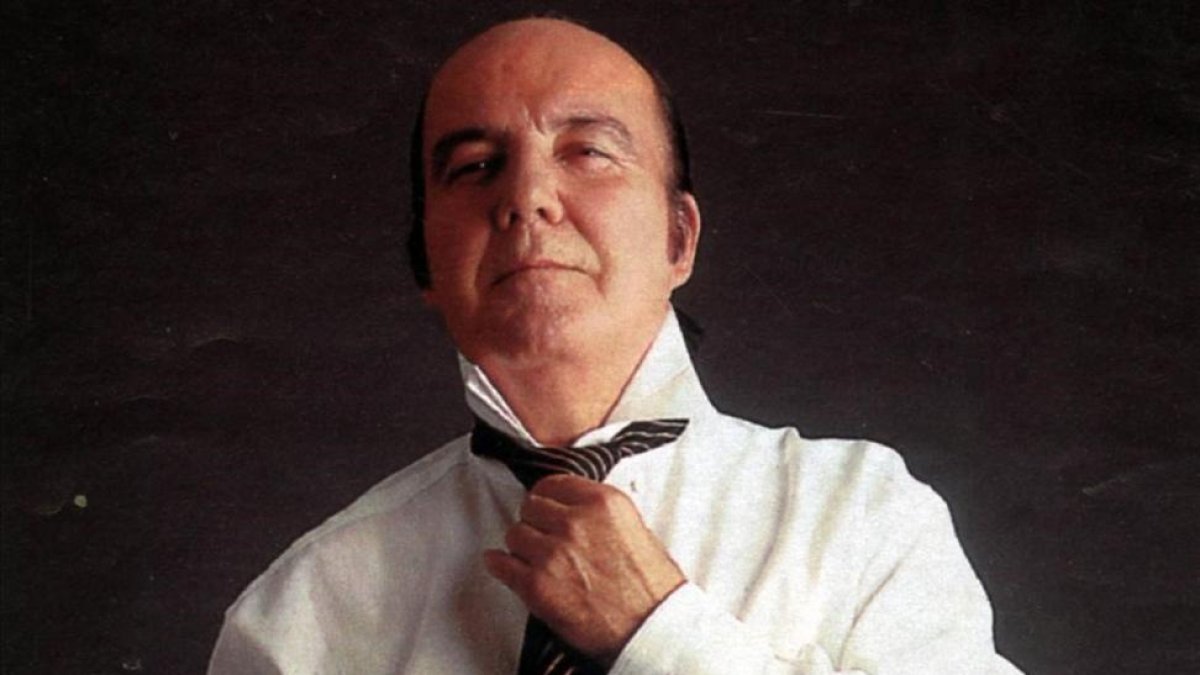 Chiquito se puso la corbata para una sesión con el DOMINICAL de EL PERIÓDICO, 1996.-