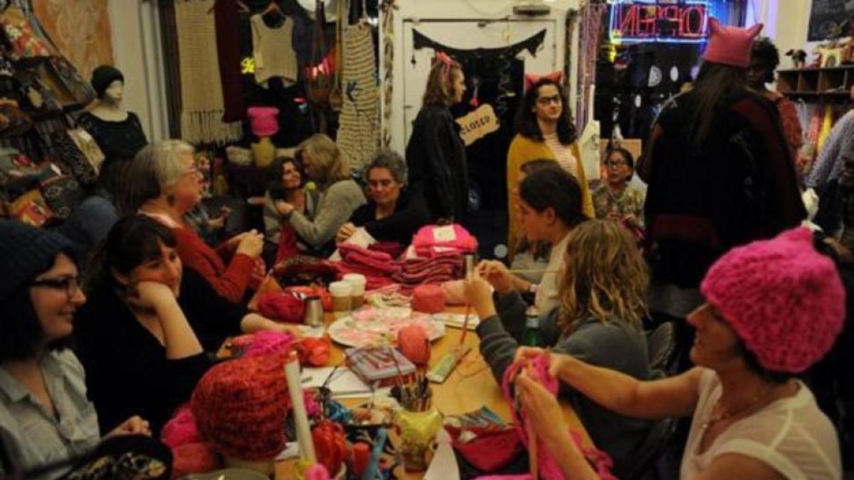 Las impulsoras del 'Pink Power' tejen gorros en la tienda Little Knittery de Los Angeles.-INSTAGRAM