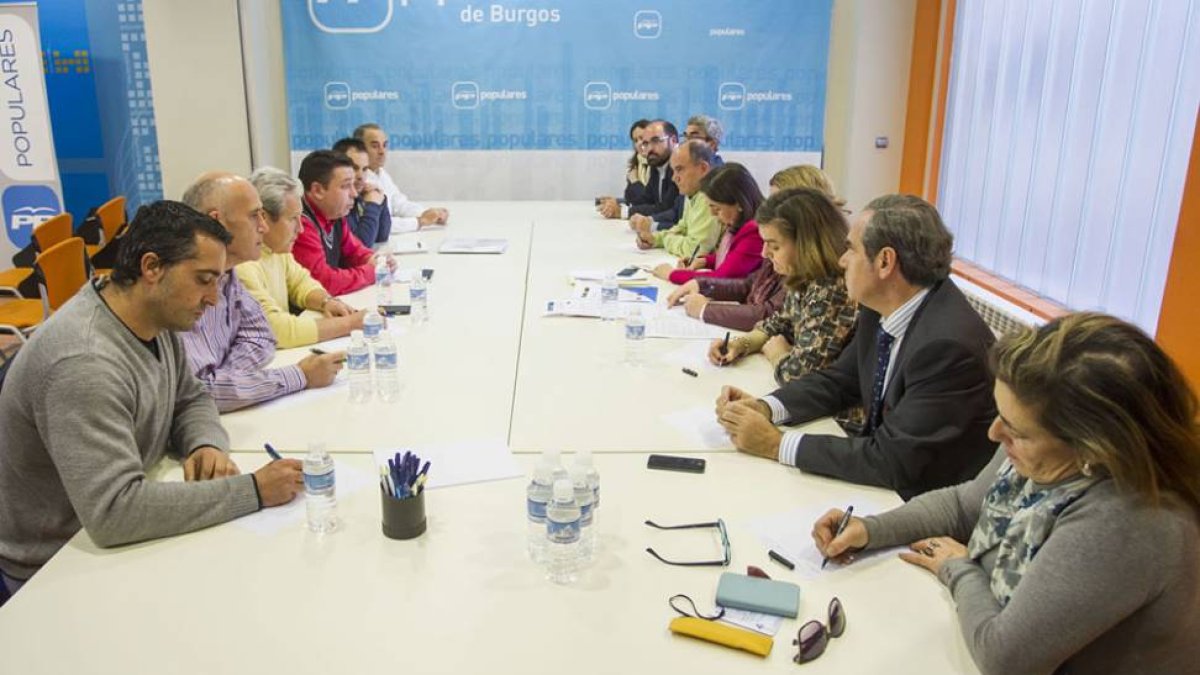 Reunión de los parlamentarios, senadores y procuradores del PP con el Comité de Empresa de Burgos.-SANTI OTERO