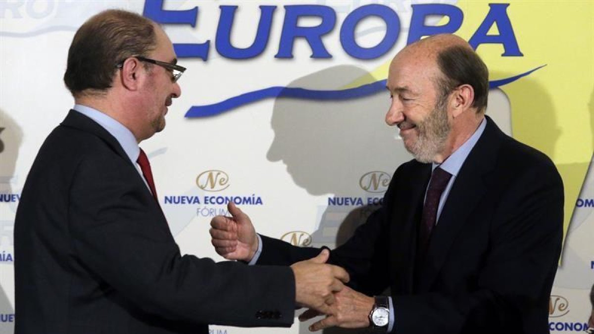 El presidente del Gobierno de Aragón, Javier Lambán (i), saluda al exsecretario general del PSOE Alfredo Pérez Rubalcaba antes de su participación en la tribuna Fórum Europa celebrada hoy en Madrid.-EFE