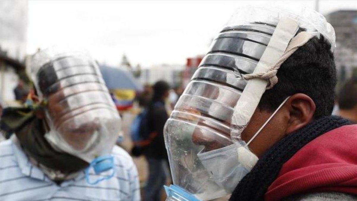 Manifestantes se protegen con máscaras antigases artesanales en Ecuador.-EFE