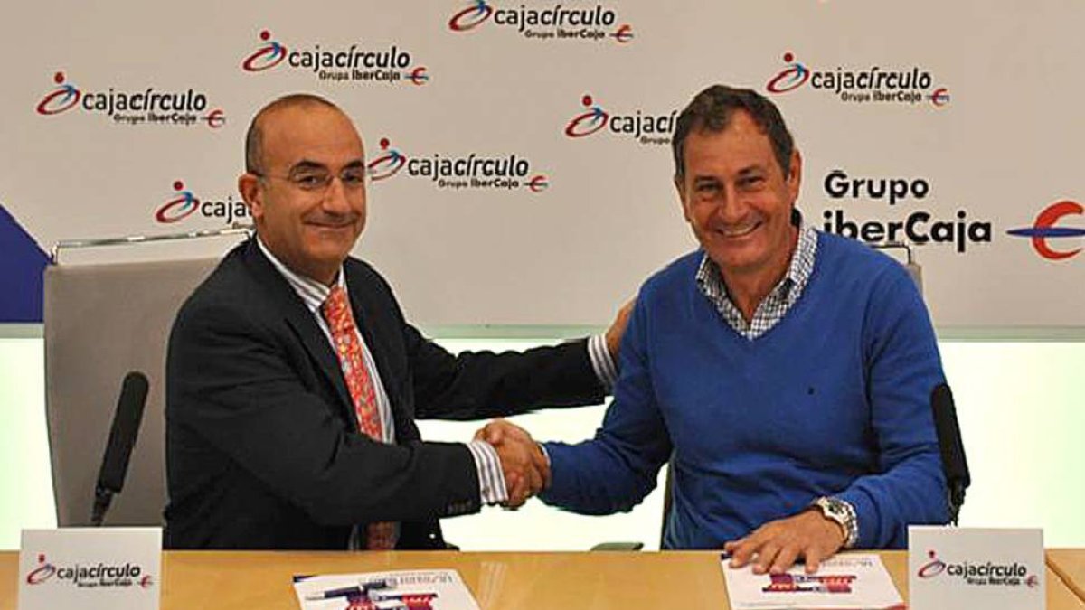 Eduardo Hernández Alonso, director territorial de Castilla y León de Caja Círculo-Grupo Ibercaja, y José Luis Fernández Manzanedo, presidente del Burgos Promesas 2000, rubrican el acuerdo.-ECB