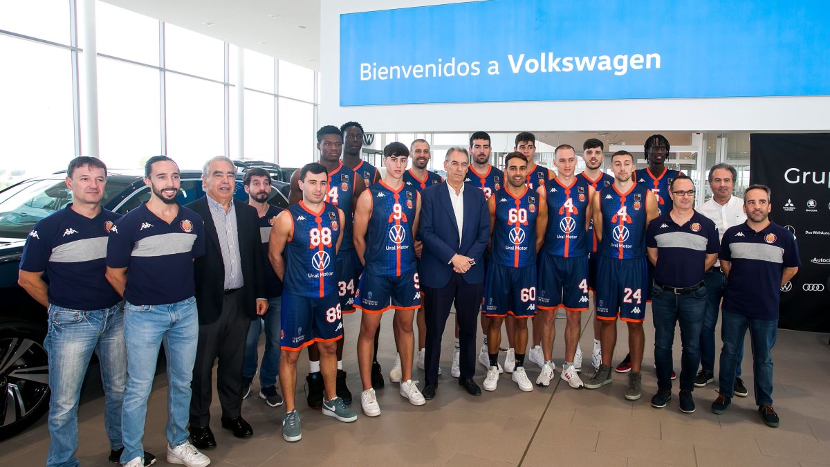Las instalaciones de Ural Motor acogieron la foto de la plantilla del Tizona Universidad de Burgos. TOMÁS ALONSO