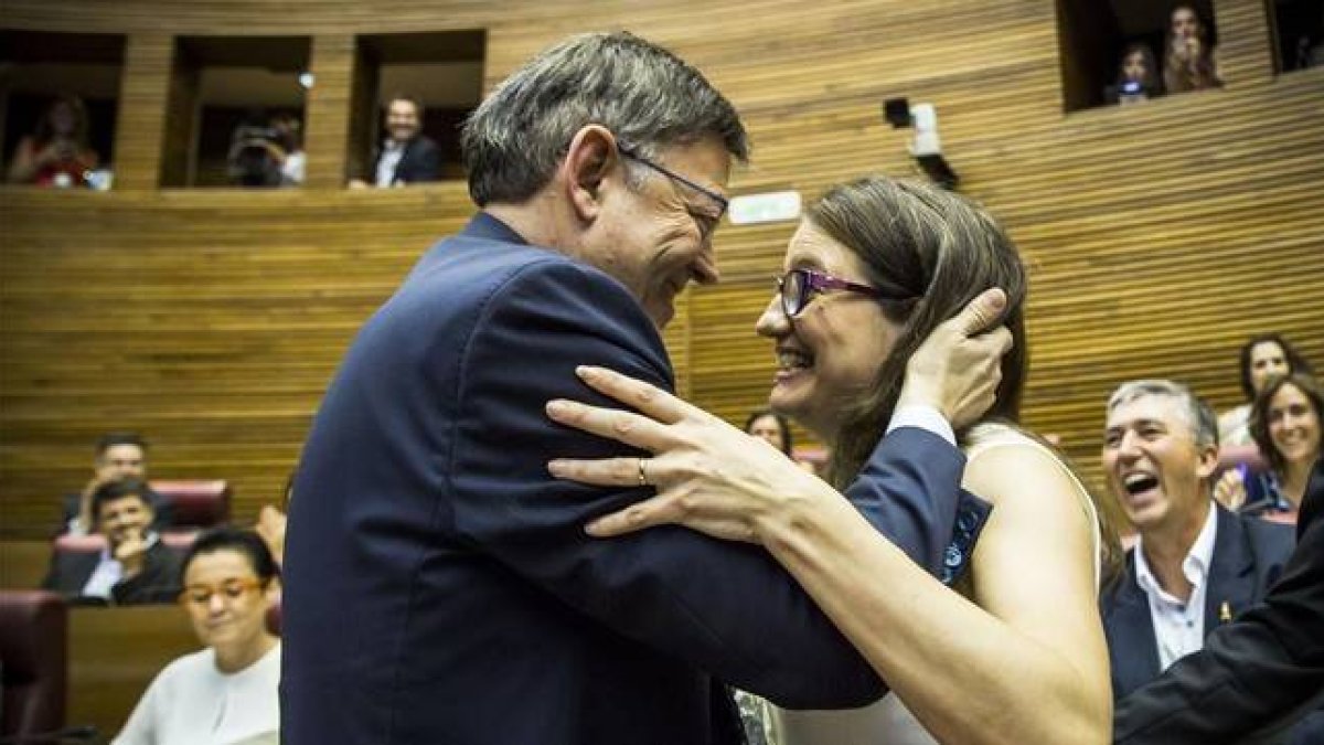 Ximo Puig y Mònica Oltra se dan un abrazo, este jueves, antes de la constitución de las Corts valencianas.-Foto: MIGUEL LORENZO
