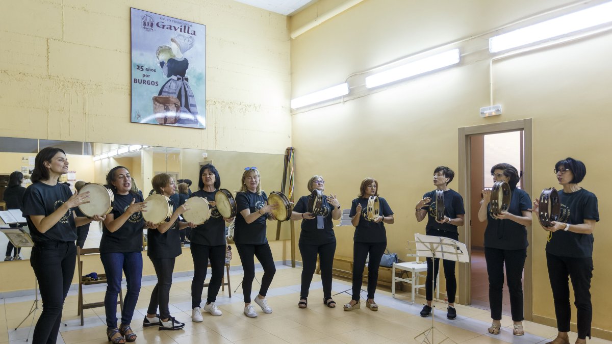 El grupo que arrancó hace dos años supera la docena y ya están en nivel avanzado. Este año se suma un curso de iniciación y otro infantil. SANTI OTERO