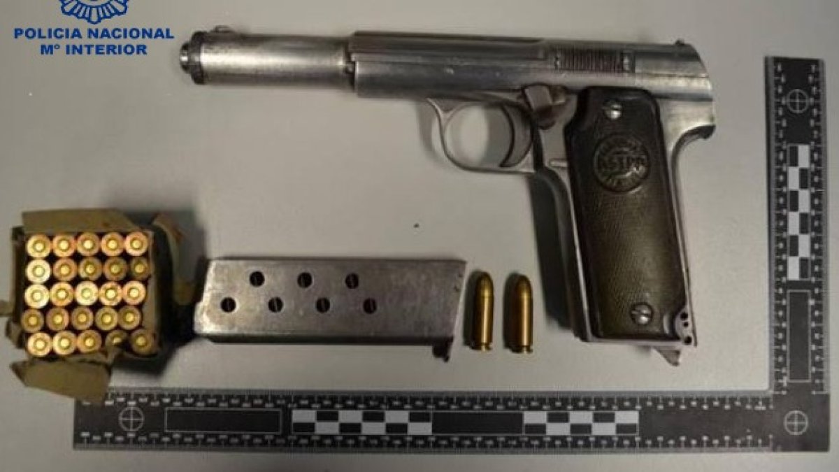 En el interior de la vivienda se localizó una pistola del calibre 9 mm, diversa munición y un puñal de caza de grandes dimensiones.