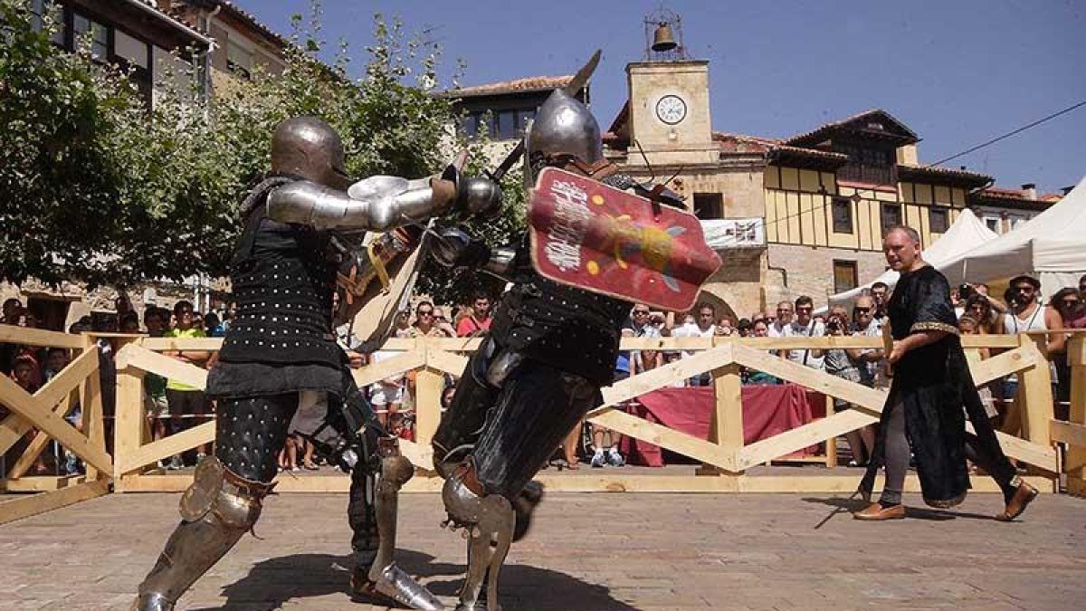La autenticidad el combate medieval impresionó a los asistentes a la feria pozana.-G. G.
