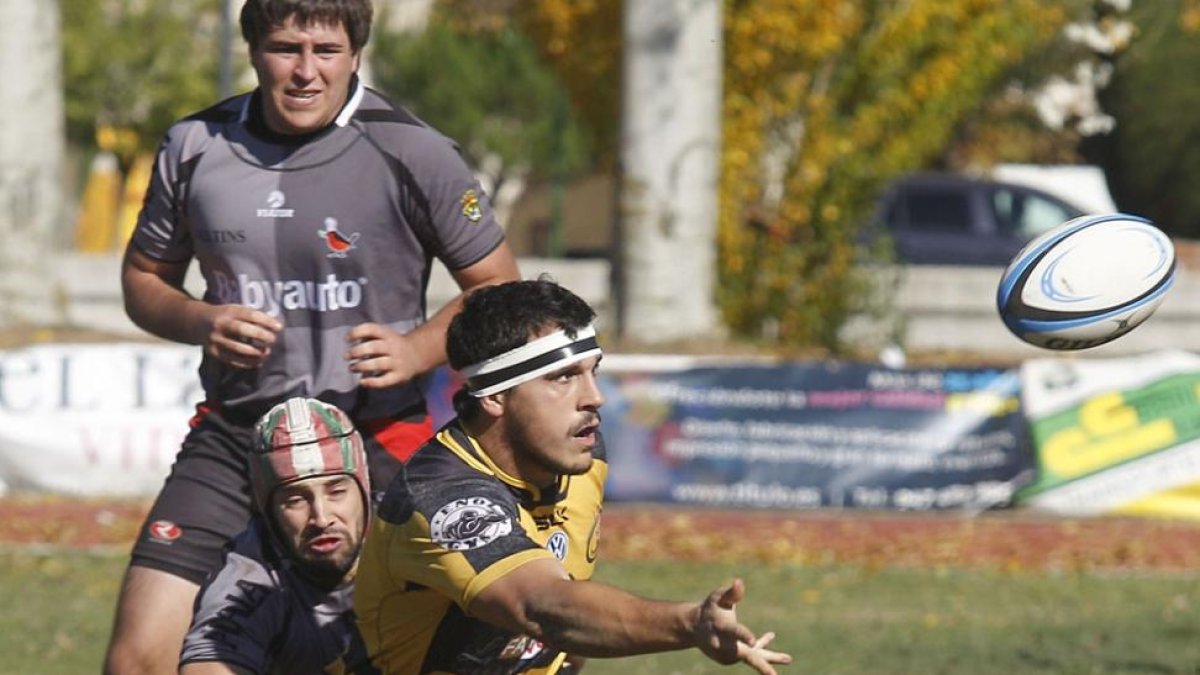 Fuente transmite el oval en el offload para dar continuidad a la acción ofensiva.-SANTI OTERO