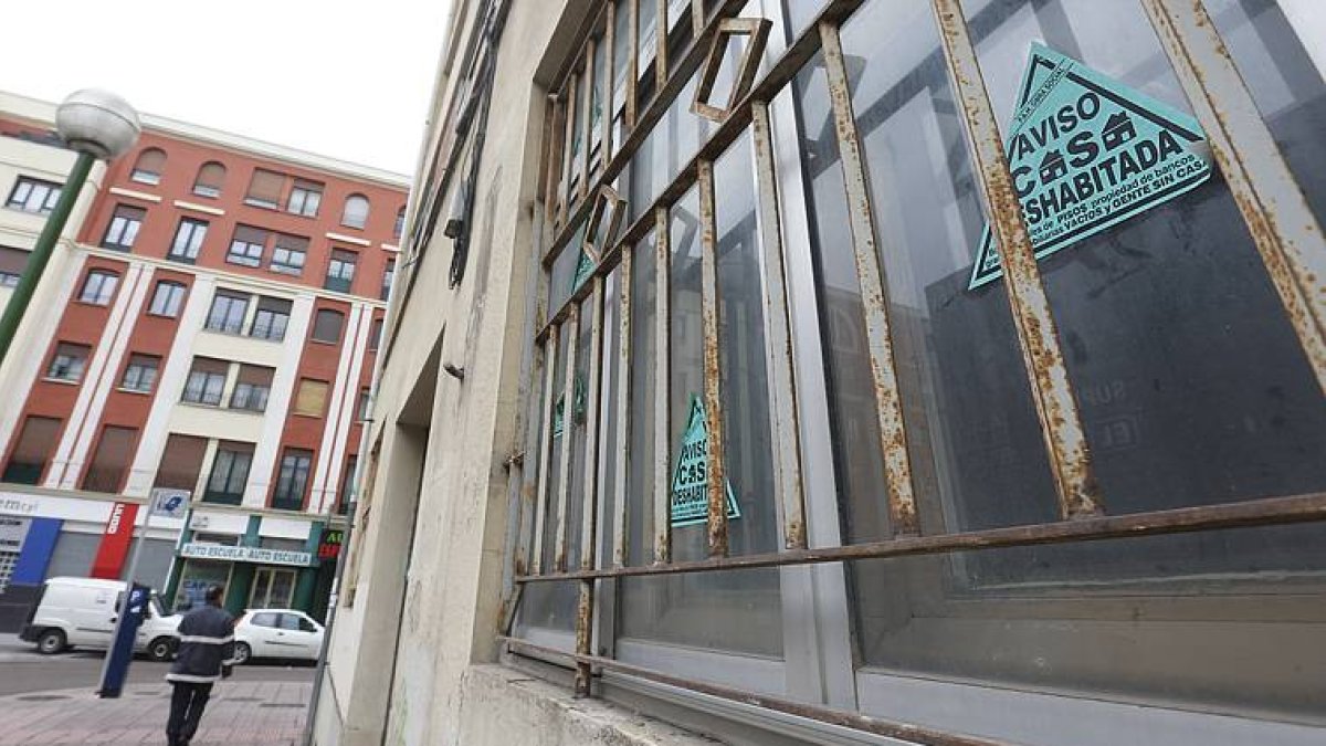 Vista exterior del edificio municipal de la calle Aranda.-RAUL G. OCHOA