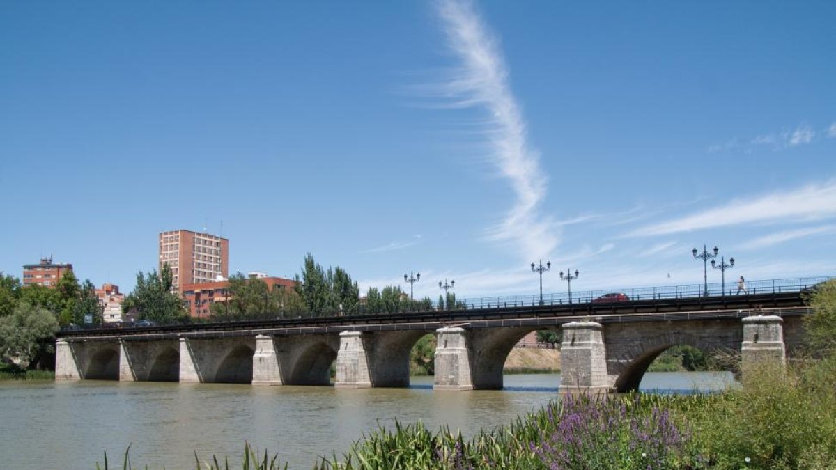 Vista del puente Mayor sobre el río Pisuerga que une el centro de la ciudad con el barrio de La Victoria.-M.A.S.