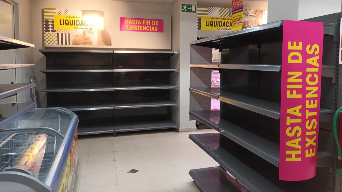 Por primera vez se ven algunos estantes vacíos en los supermercados Plaza de Dia que se van a traspasar a Alcampo. En la imagen, un supermercado de Aranda