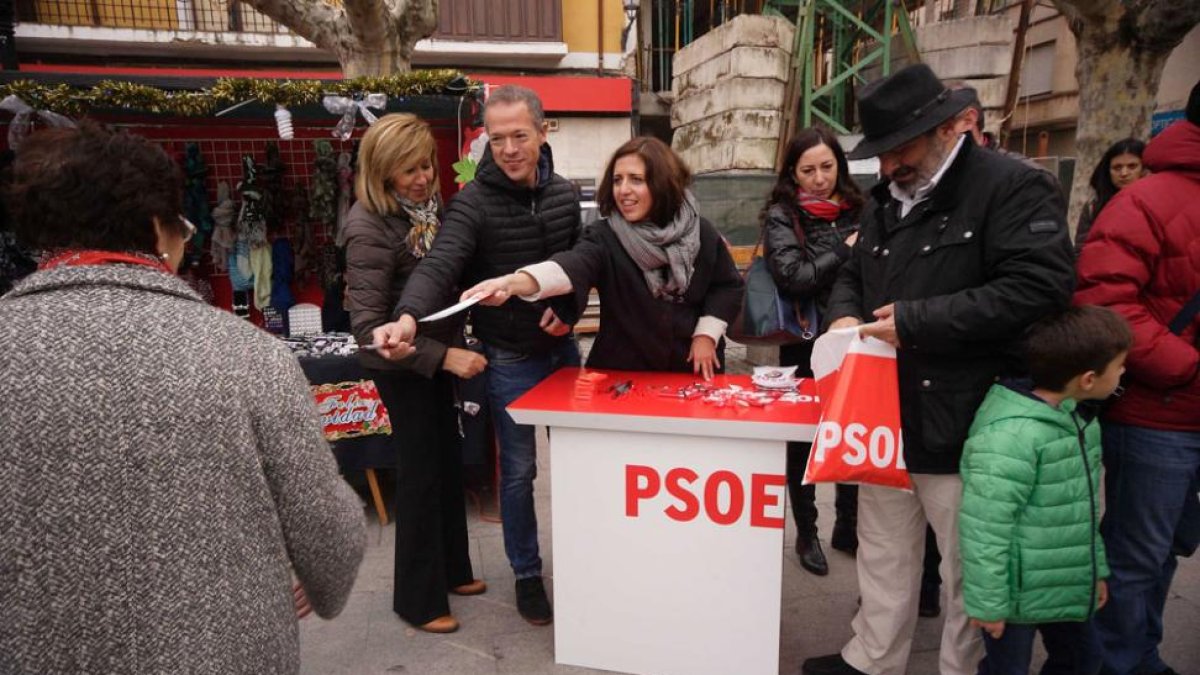 Esther Peña, Ander Gil y el resto de la candidatura socialista repartieron programas en Briviesca.-G.G.