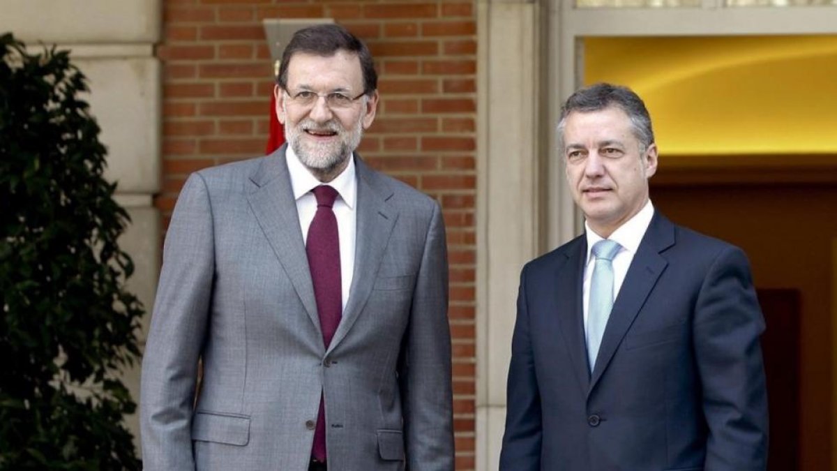 El presidente del Gobierno, Mariano Rajoy, y el lendakari, Íñigo Urkullu, en enero del 2013, en la Moncloa, en la primera reunión que mantuvieron como jefes de ambos ejecutivos.-EL PERIÓDICO / EFE