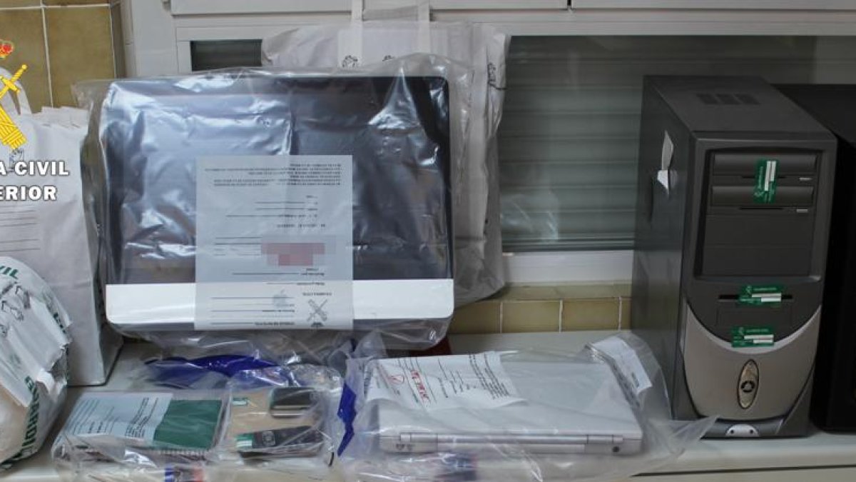 Material intervenido por la Guardia Civil.-ECB