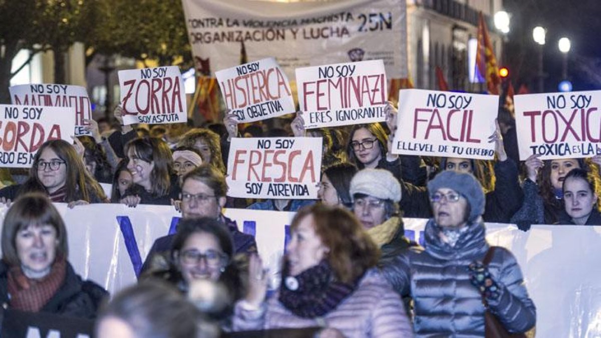 Cientos de burgaleses se manifiestan contra las violencias machistas en el Día Internacional contra la Violencia de Género.-ISRAEL L. MURILLO