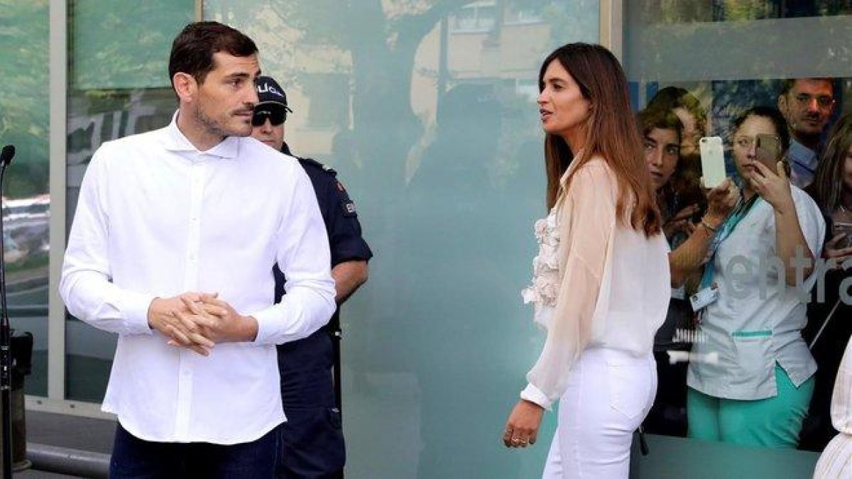 Sara carbonero e Iker Casillas, a la salida del hospital de Oporto.-LUIS VIEIRA (AP)