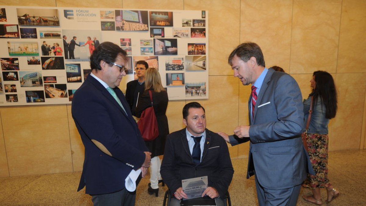 El presidente de Predif, Francisco Sardón, en el centro con Salvador de Foronda y Javier Lacalle. ISRAEL L. MURILLO