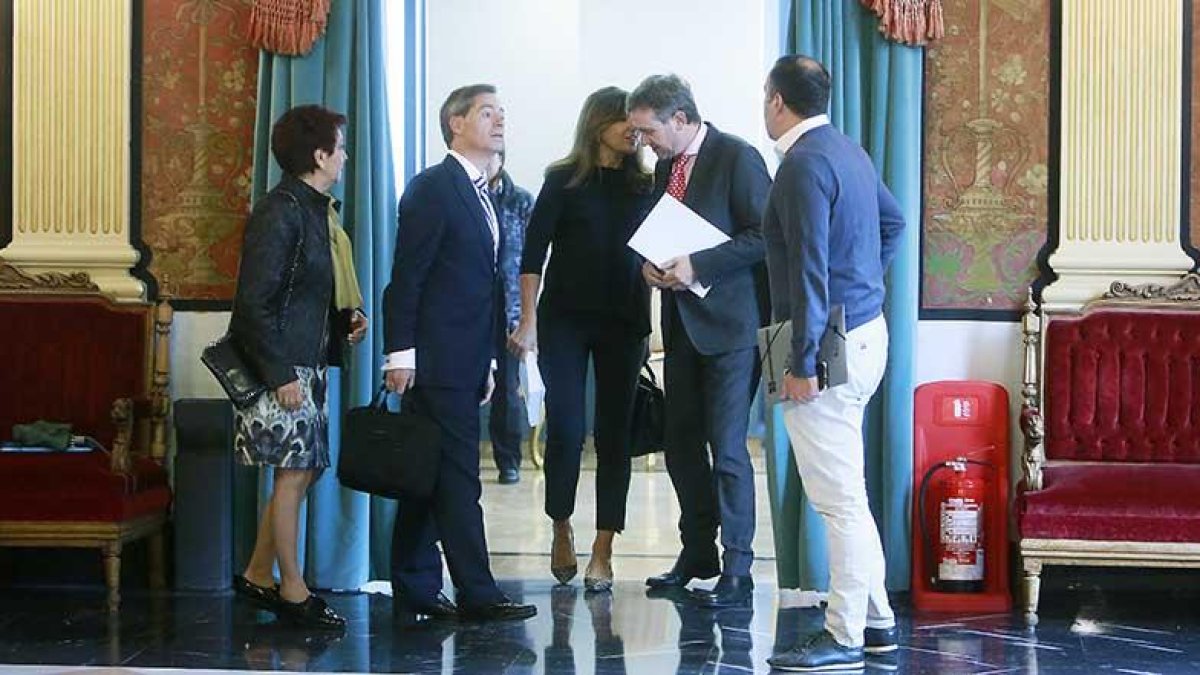 En el centro, Carolina Blasco conversa con Lacalle, flanqueado por María Isabel Bringas, César Barriada y José Antonio Antón.-RAÚL G. OCHOA