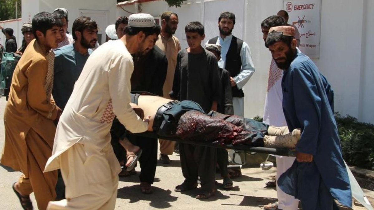 Asistencia a las víctimas tras la explosión de un coche bomba en Lashkar Gah, en Afganistán.-AFP / NOOR MOHAMMAD