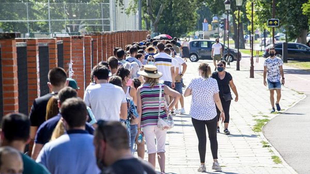 Los últimos vacunados en Burgos antes de la suspensión son los de1993 y 1994, que ayer hacían cola para pincharse. SANTI OTERO