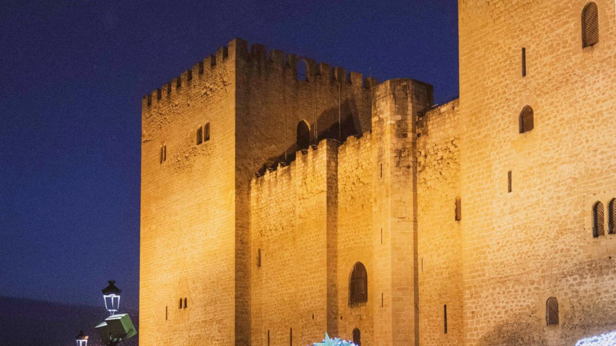 Los Reyes saludaron a todos en Medina desde su carroza junto al Alcázar. ECB
