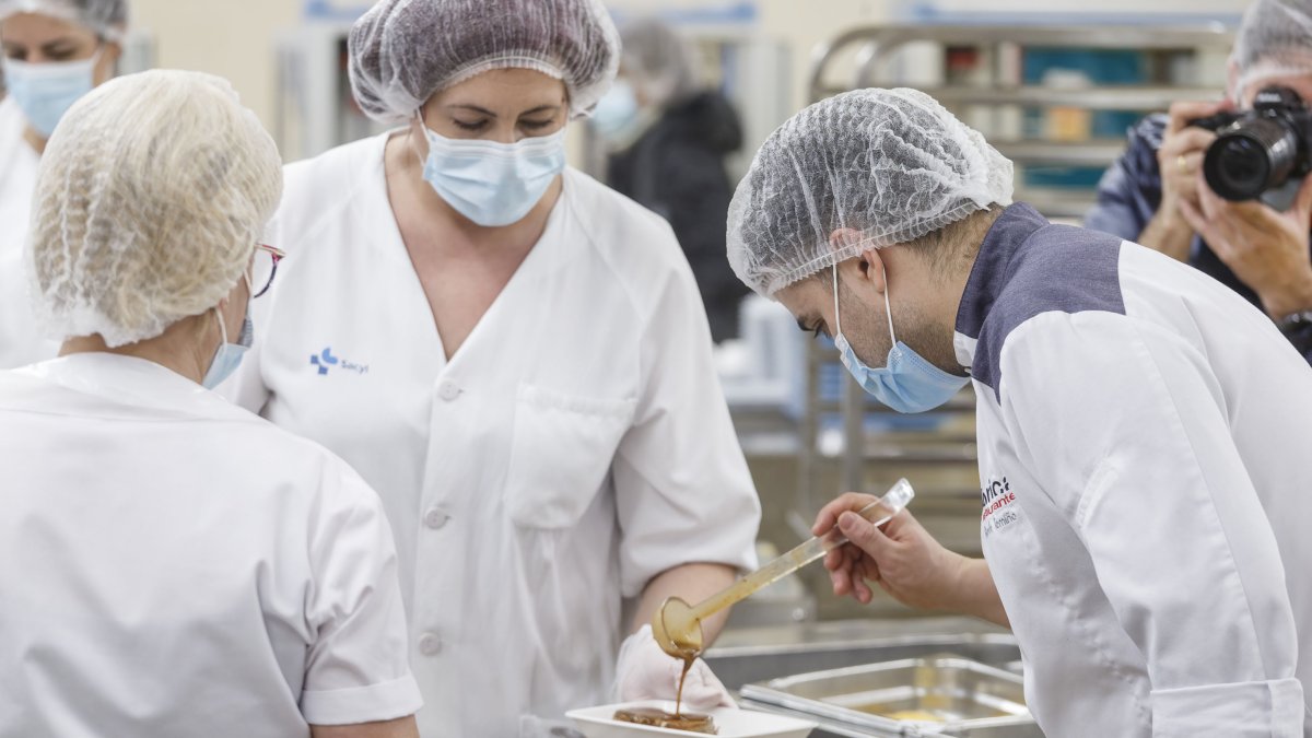 El cocinero de La Fábrica, Ricardo Temiño, salsea una de las elaboraciones en las cocinas del HUBU. SANTI OTERO