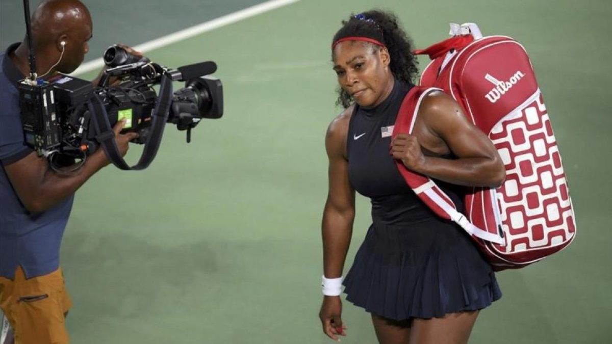 Serena Williams abandona cabizbaja la pista central.-REUTERS / TOBY MELVILLE