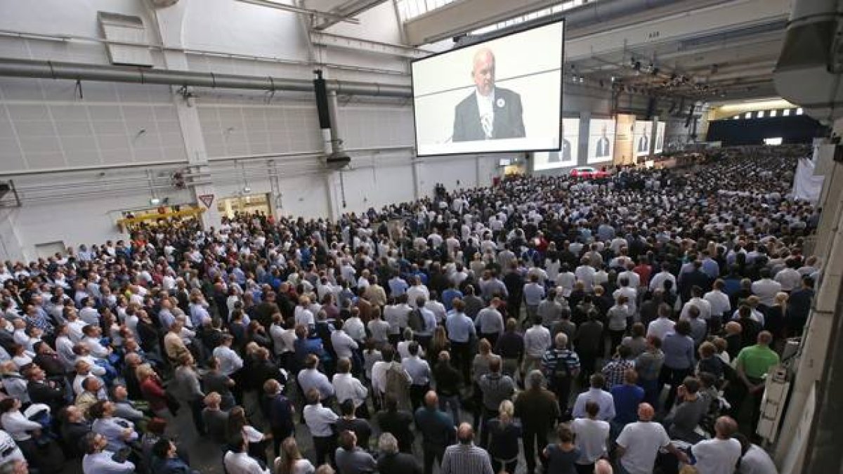 Asamblea de trabajadores en la sede de Volkswagen.-Roland Nipaul / EFE