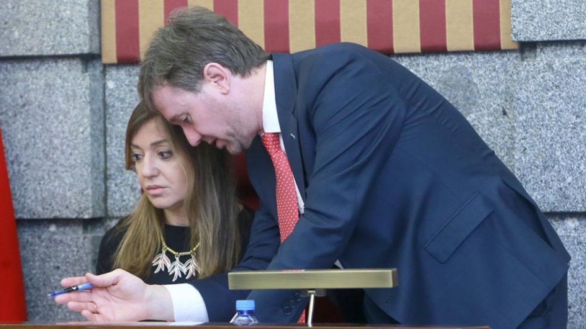 El alcalde revisa unos papeles con la concejal Carolina Blasco, que ocupa circunstancialmente el sillón del alcalde en el Salón de Plenos.-I.L.M.