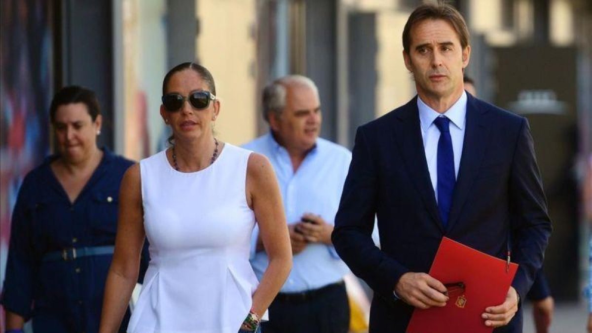 Julen Lopetegui, acompañado por la directora de la selección, María José Claramunt, se dirige hacia la sala de prensa para facilitar su primera lista.-PIERRE-PHILIPPE MARCOU / AFP