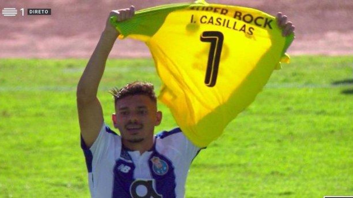 Tiquinho Soares muestra la camiseta con el nombre de Casillas tras marcar el primer gol del oporto en la Copa.-