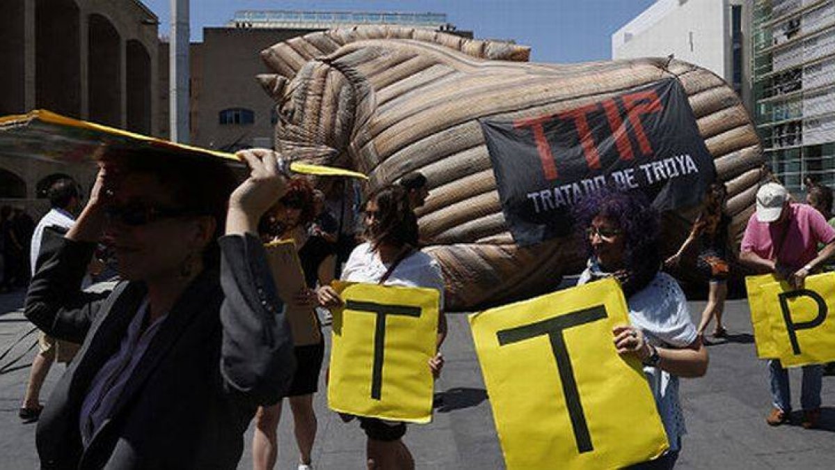 Protesta contra el TTIP en Barcelona, el pasado día 17.-Foto: JULIO CARBÓ