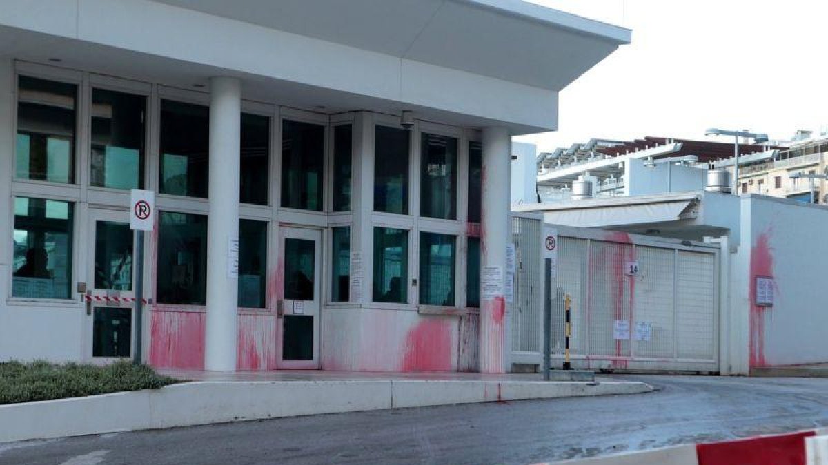 Miembros del grupo anarquista griego Rubicon lanzaron botellas y globos rellenos de pintura roja contra la embajada estadounidense en Atenas  en lo que calificaron de accion  contra el imperialismo americano  y en solidaridad con Siria.-EFE / PANTELIS SAITAS