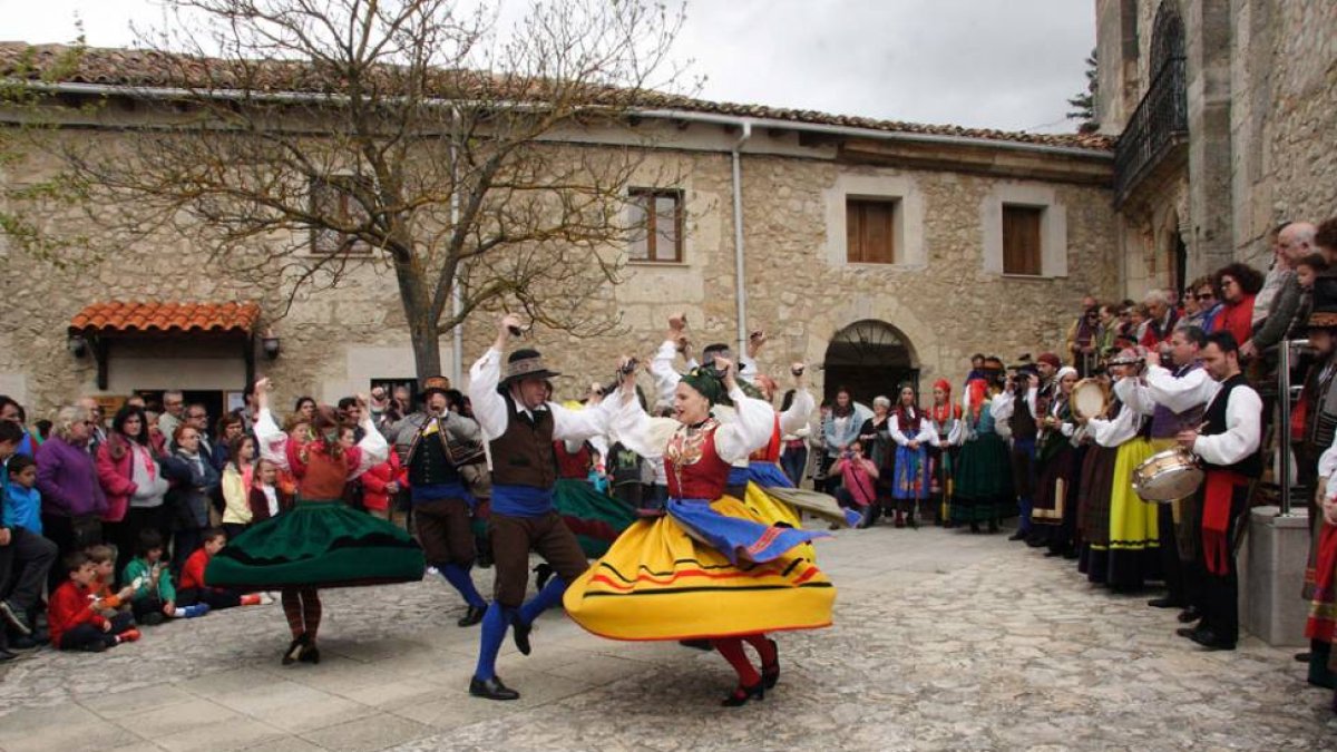 Los danzantes de ‘Justo del Río’ mostraron su talento en las puertas del santuario de Santa Casilda-FOTOS: G. GONZÁLEZ
