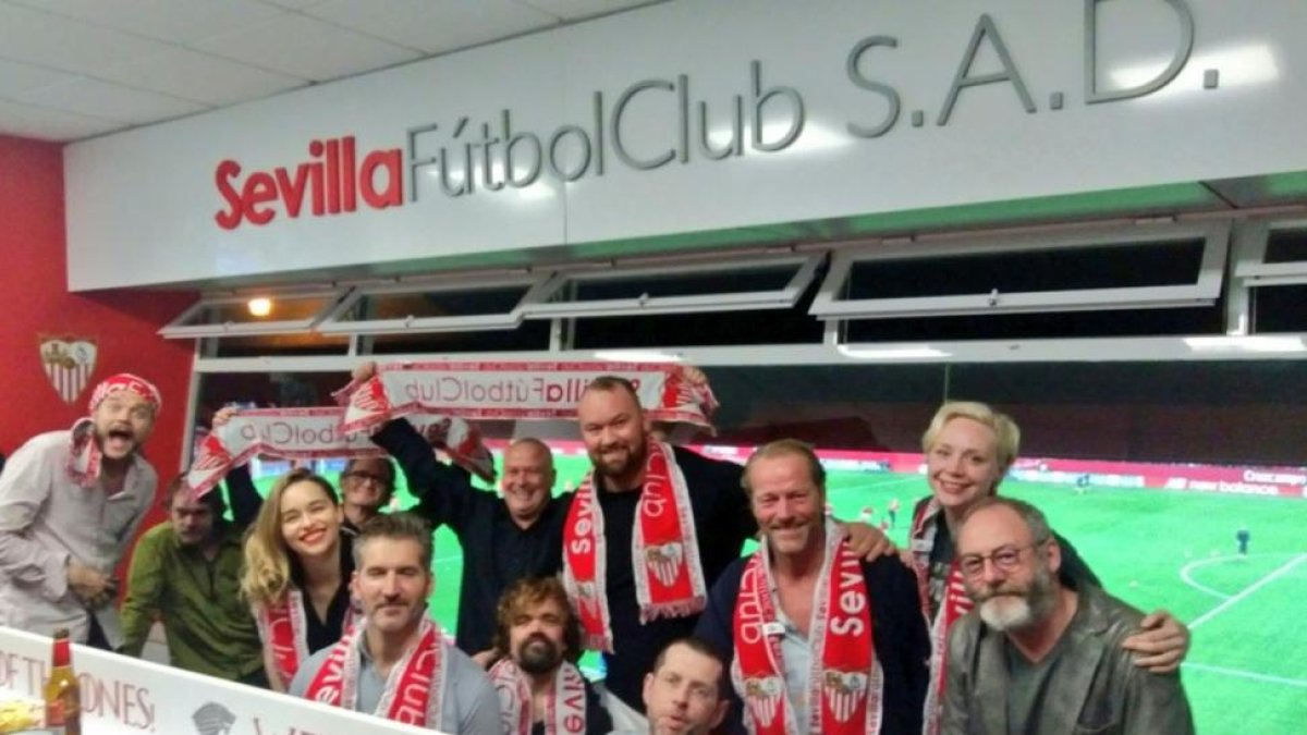 El elenco de 'Juego de tronos', en el palco del Sánchez Pizjuán, anoche.-@SEVILLAFC